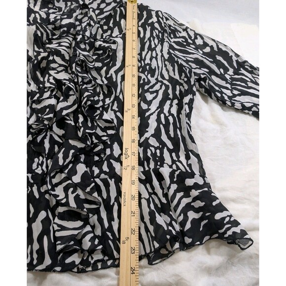 Violet & Claire Blouse Ruffle Detail Grey and Black Print Womans Size XL   Flaw - Picture 10 of 13